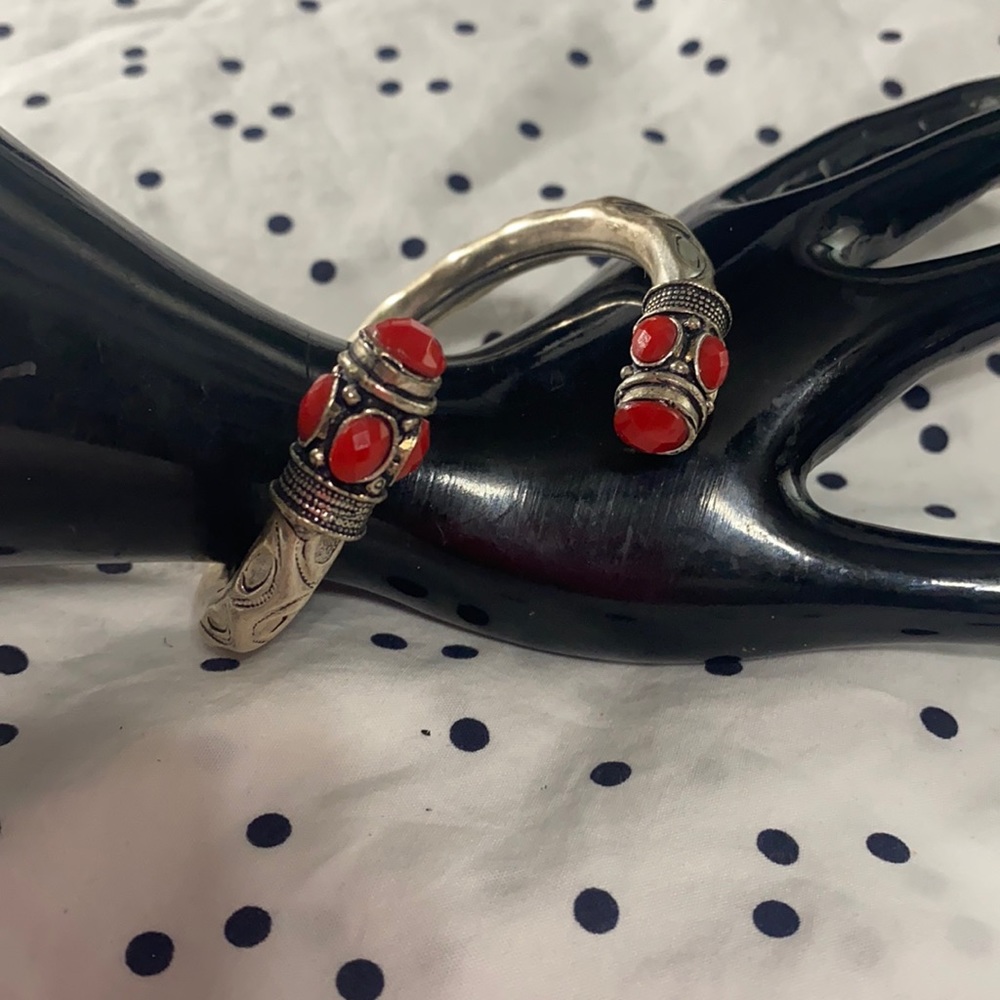 Vintage Silver metal twisted cuff bracelet with eight red stones